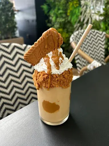 Espresso, cappuccino, jus d’orange frais
pressé et boissons fraîches  servis dès
7h pour bien démarrer la journée.